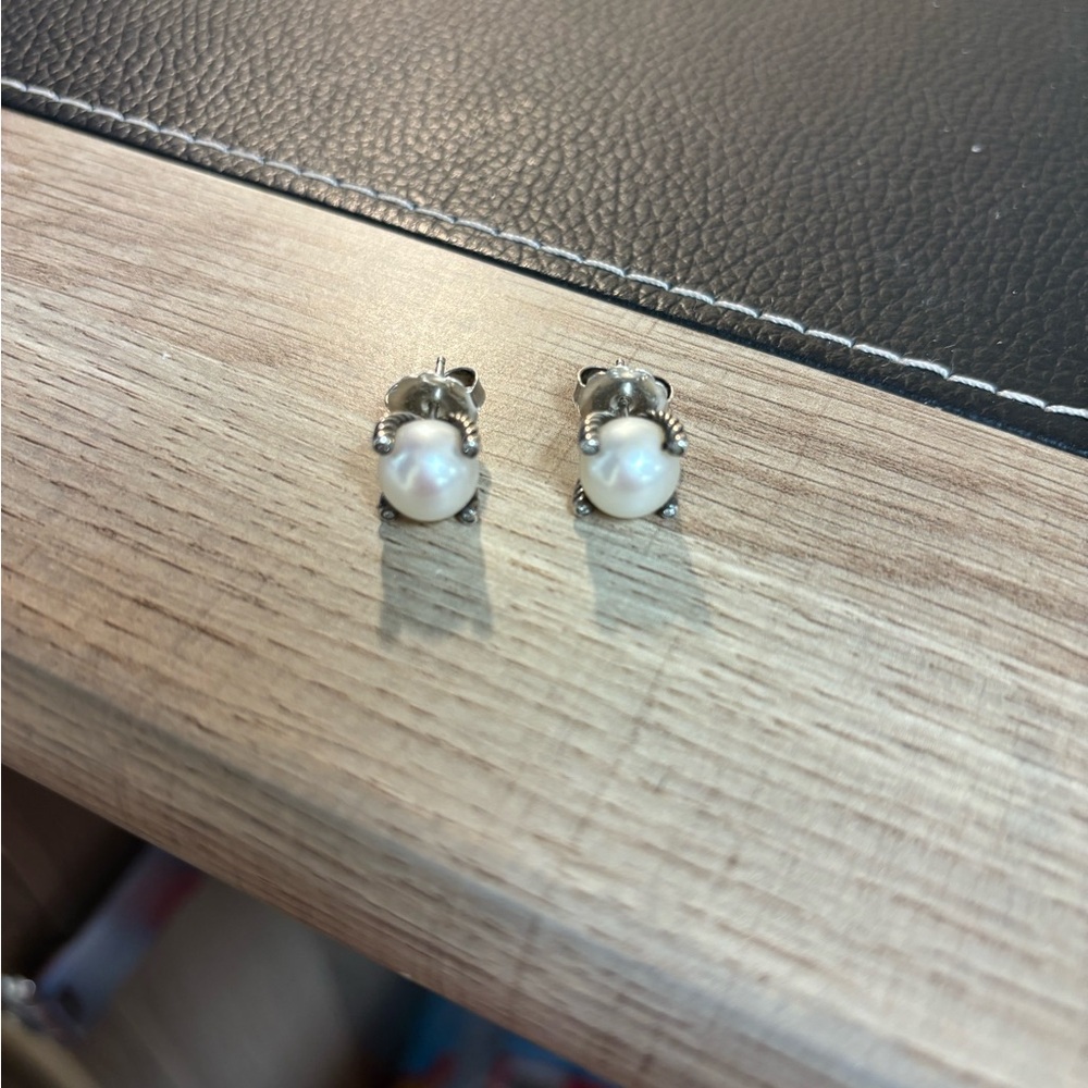 David Yurman Pearl Stud Earrings
Sterling Silver with Pearls and Diamonds, 14mm